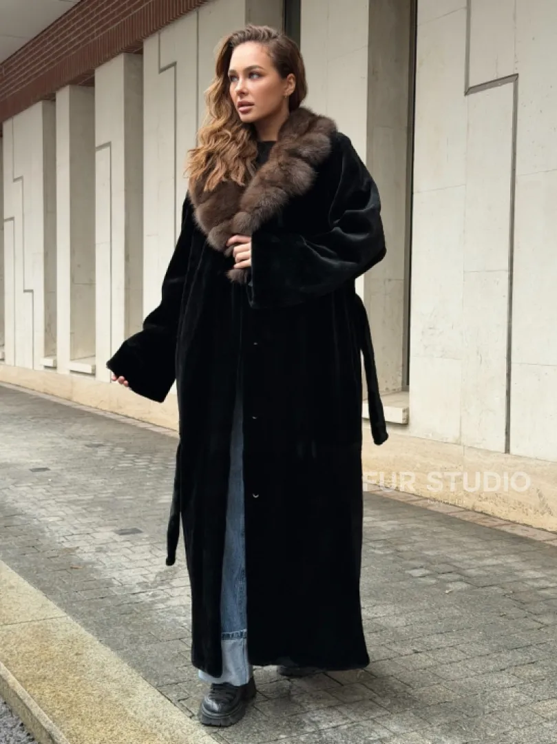 Длинная шуба из стриженой норки с воротником куница