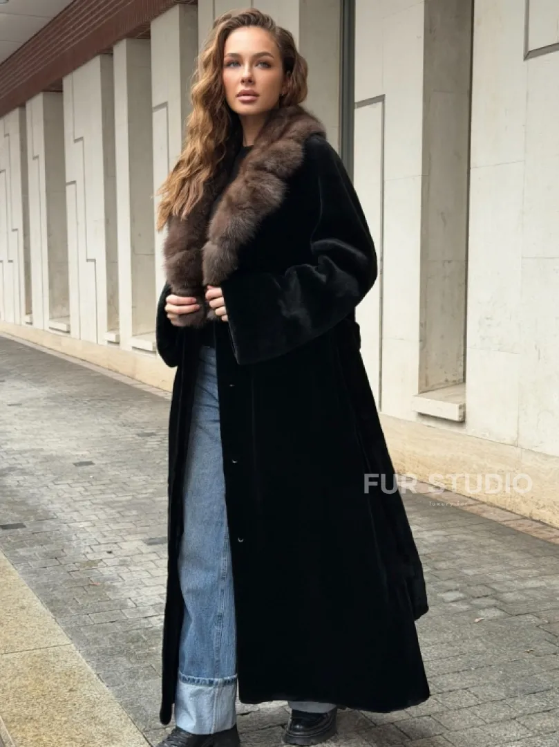 Длинная шуба из стриженой норки с воротником куница