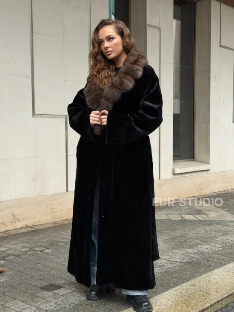 Длинная шуба из стриженой норки с воротником куница