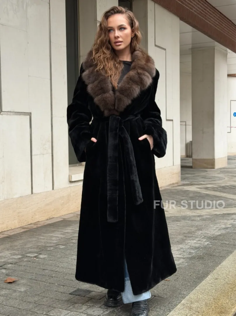 Длинная шуба из стриженой норки с воротником куница