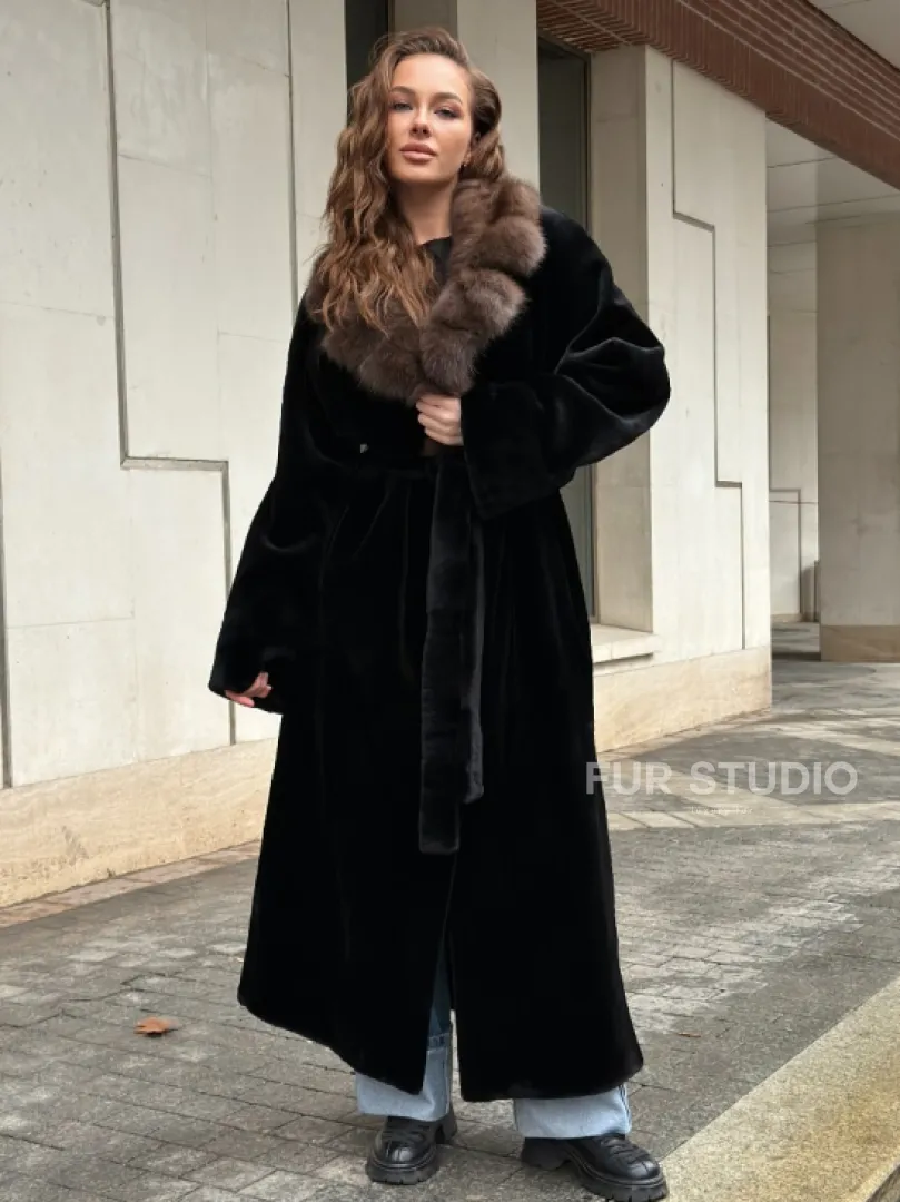 Длинная шуба из стриженой норки с воротником куница
