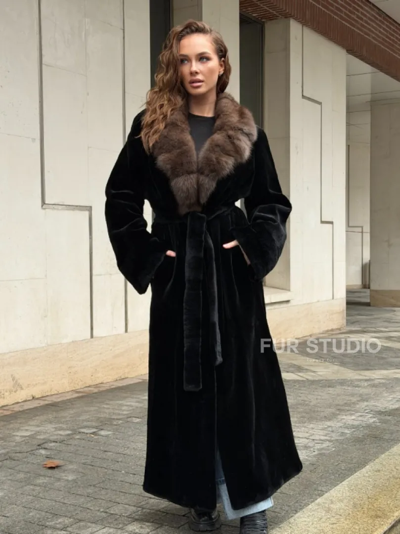 Длинная шуба из стриженой норки с воротником куница