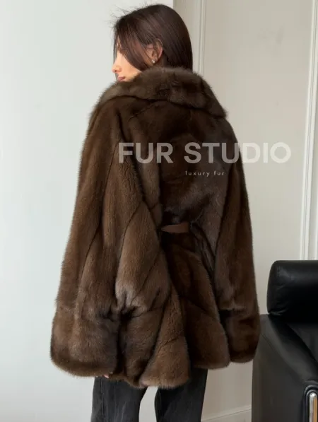 Коричневый полушубок с воротником куницы - летучая мышь - фото 8
