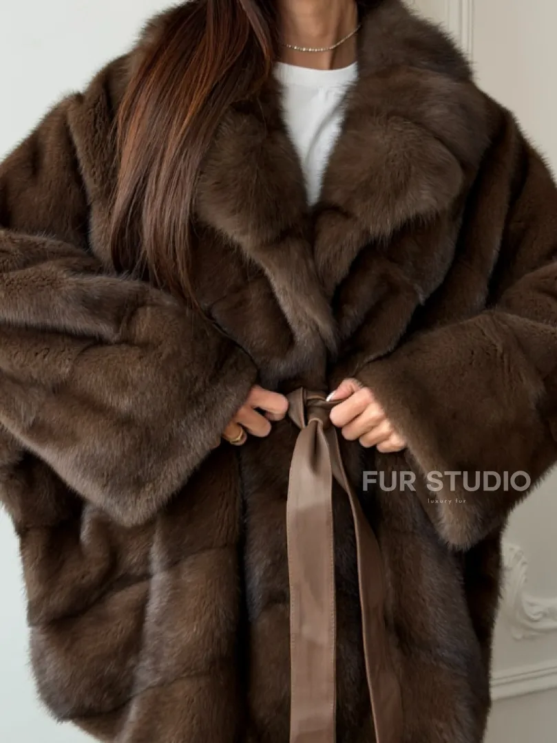 Коричневый полушубок с воротником куницы - летучая мышь