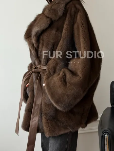 Коричневый полушубок с воротником куницы - летучая мышь - фото 6