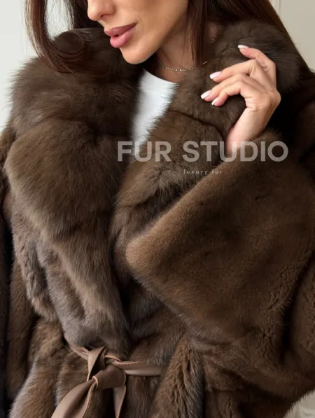 Коричневый полушубок с воротником куницы - летучая мышь - фото 1