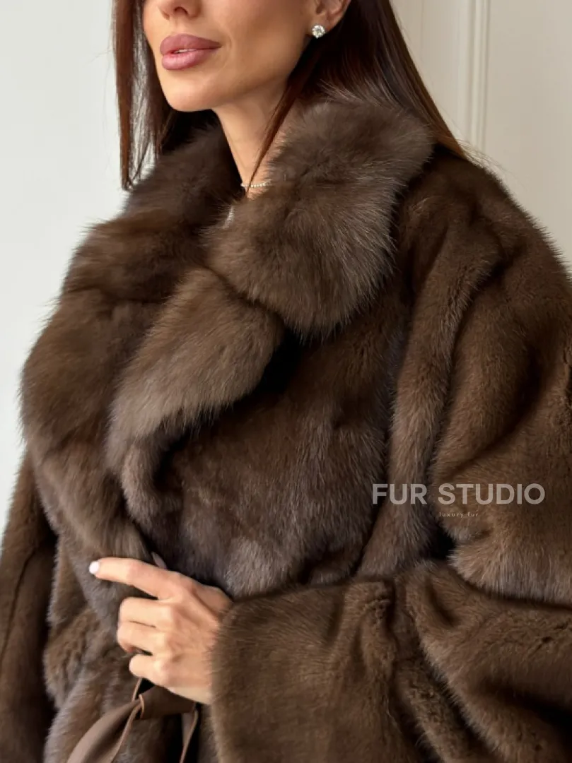 Коричневый полушубок с воротником куницы - летучая мышь