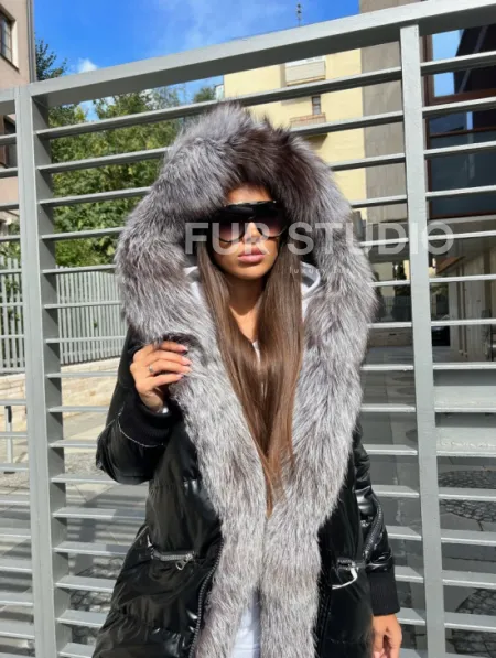 Пуховое пальто с меховым капюшоном из чернобурой лисы - фото 0