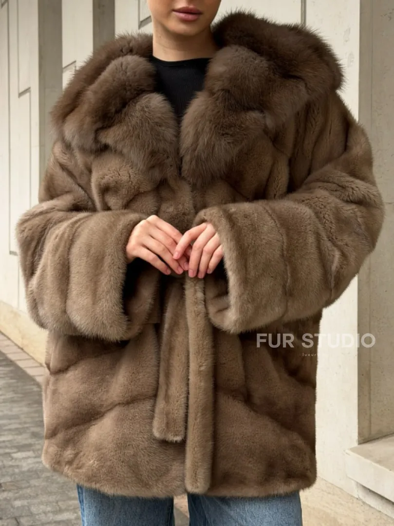 Полушубок норковый с капюшоном из меха куницы - фото 2