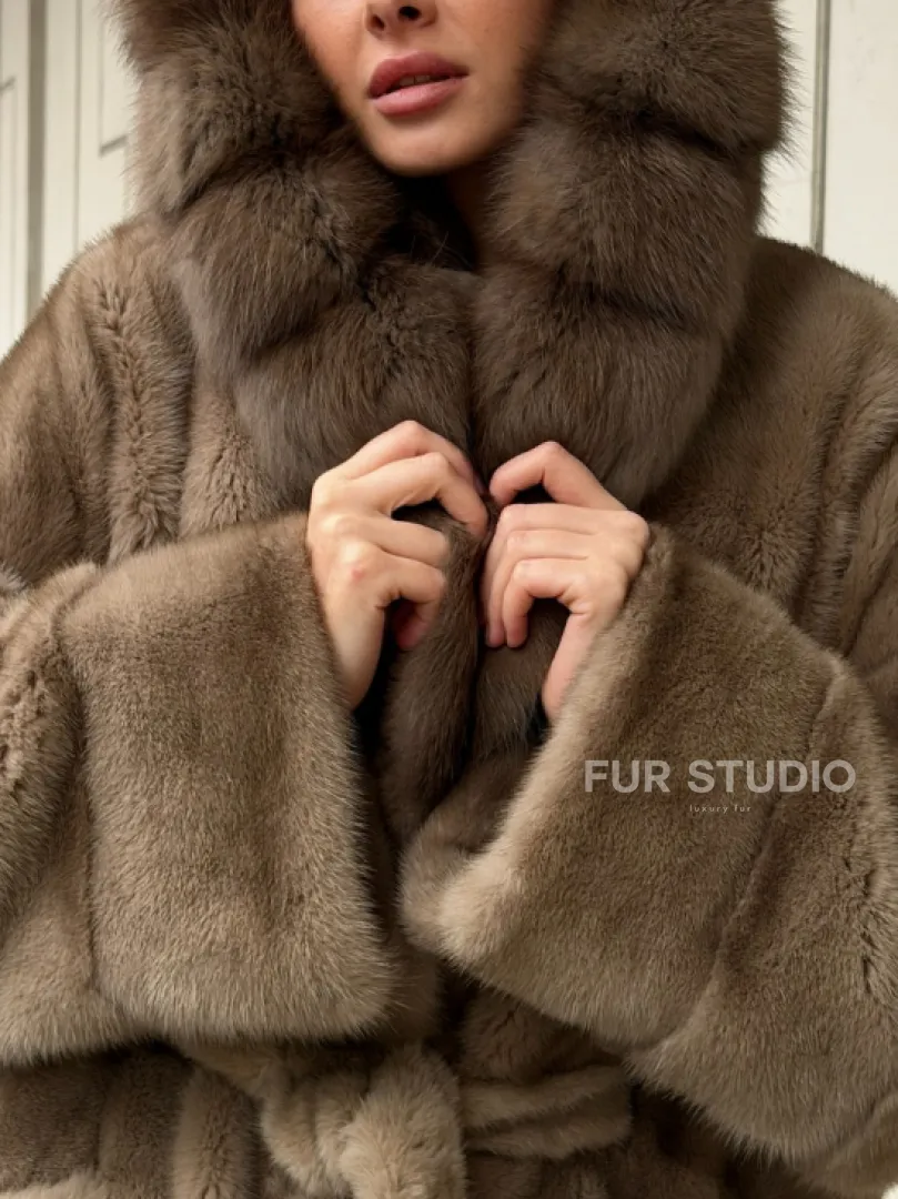 Полушубок норковый с капюшоном из меха куницы