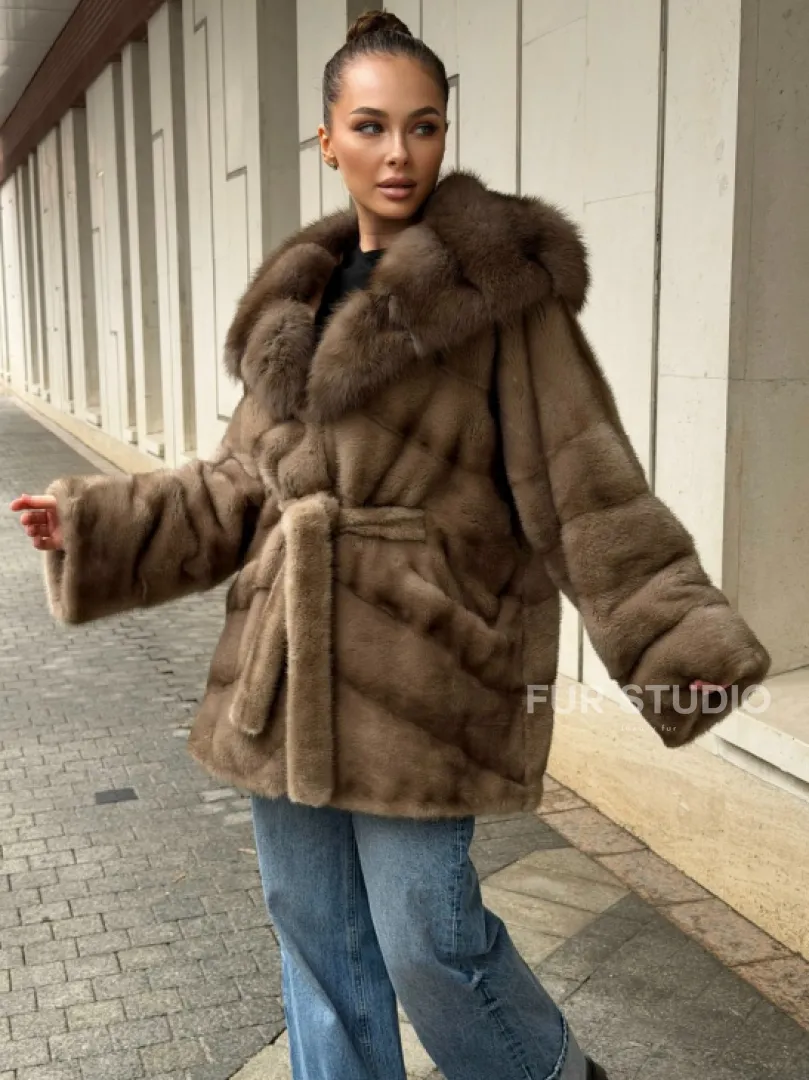 Полушубок норковый с капюшоном из меха куницы