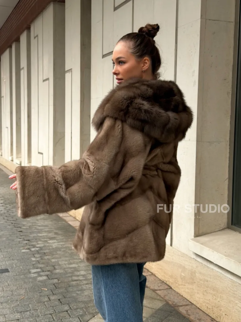 Полушубок норковый с капюшоном из меха куницы