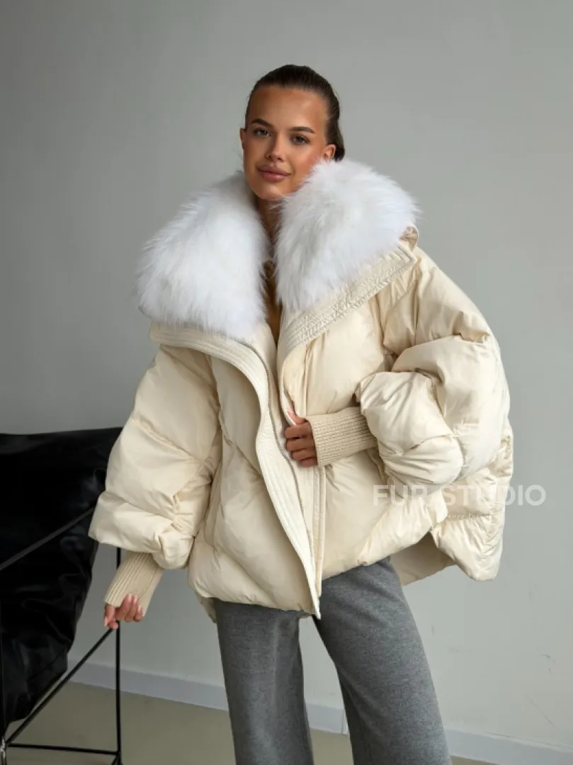 Бежевый зимний пуховик