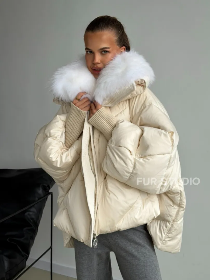 Бежевый зимний пуховик