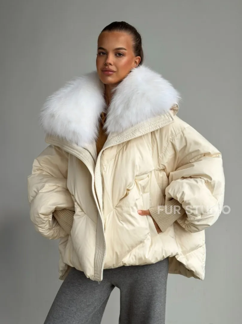 Бежевый зимний пуховик