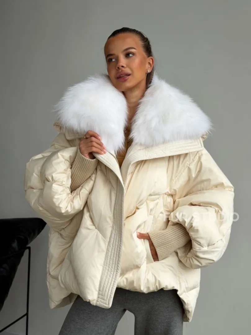 Бежевый зимний пуховик