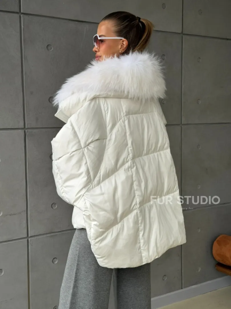 Белый зимний пуховик с мехом