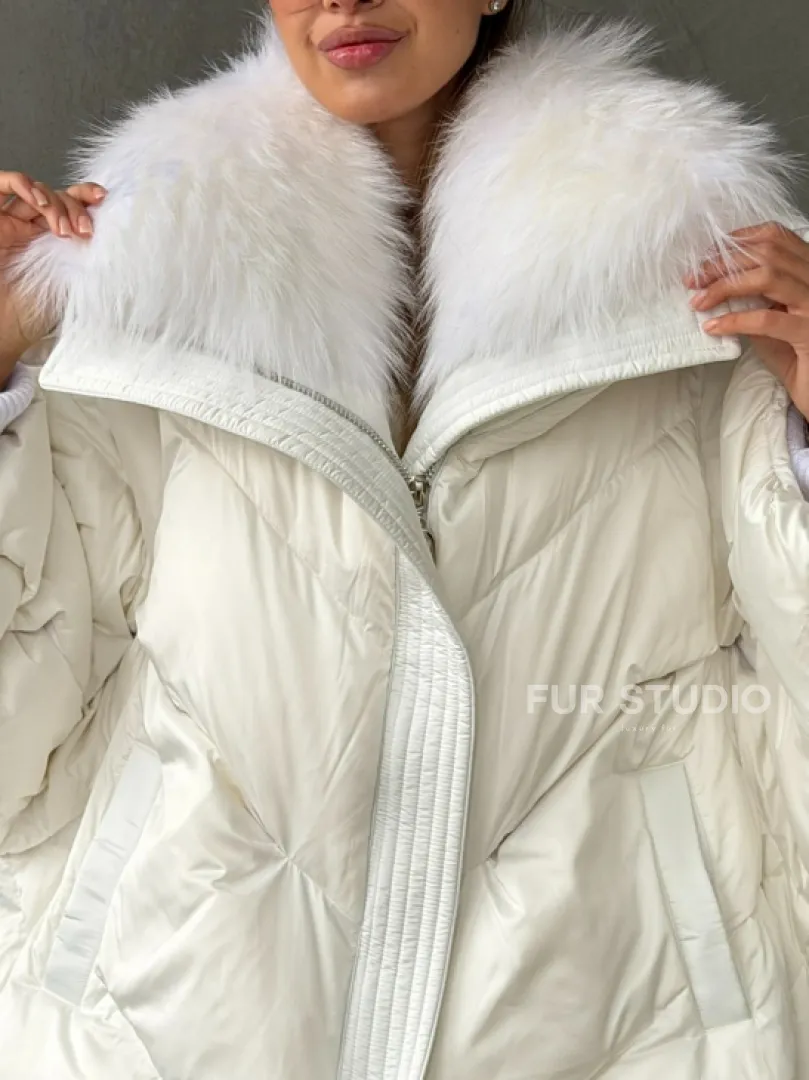 Белый зимний пуховик с мехом