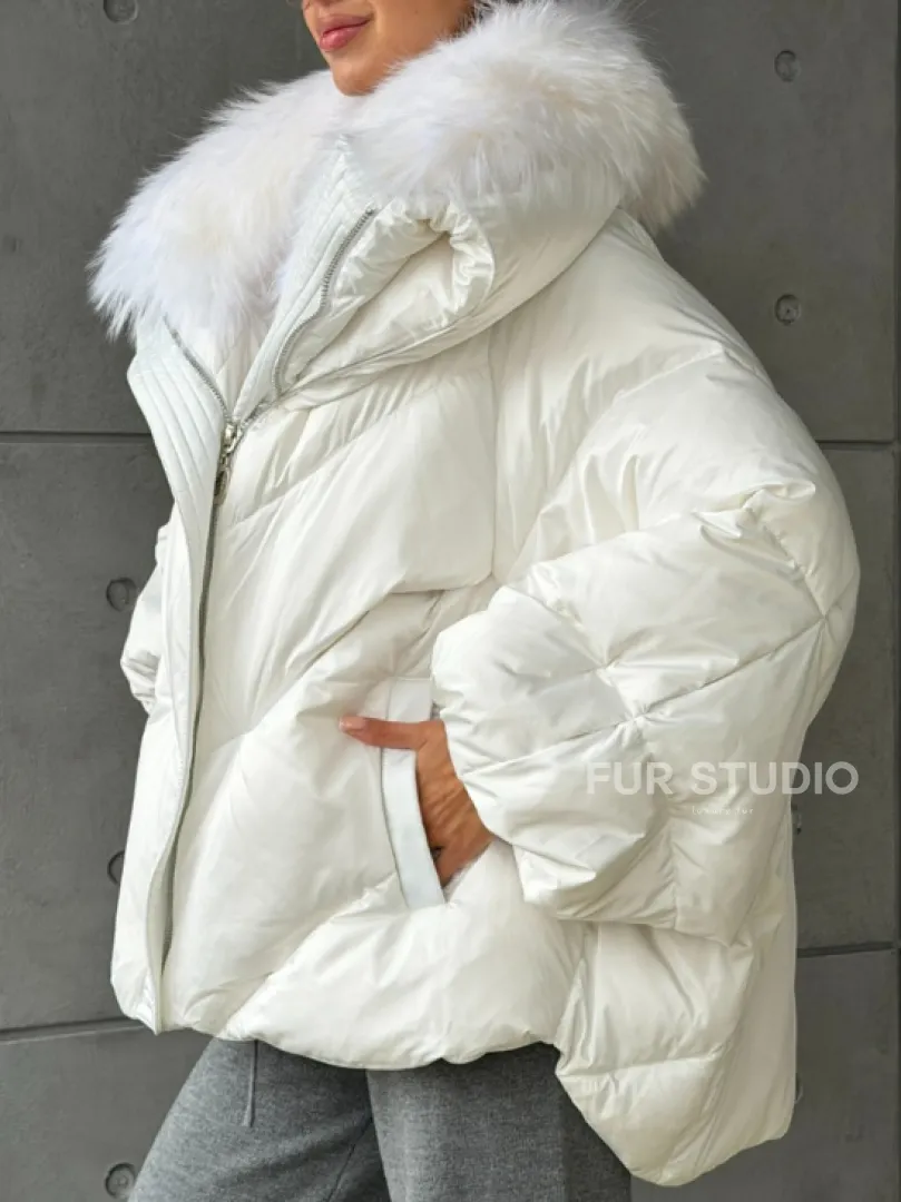 Белый зимний пуховик с мехом