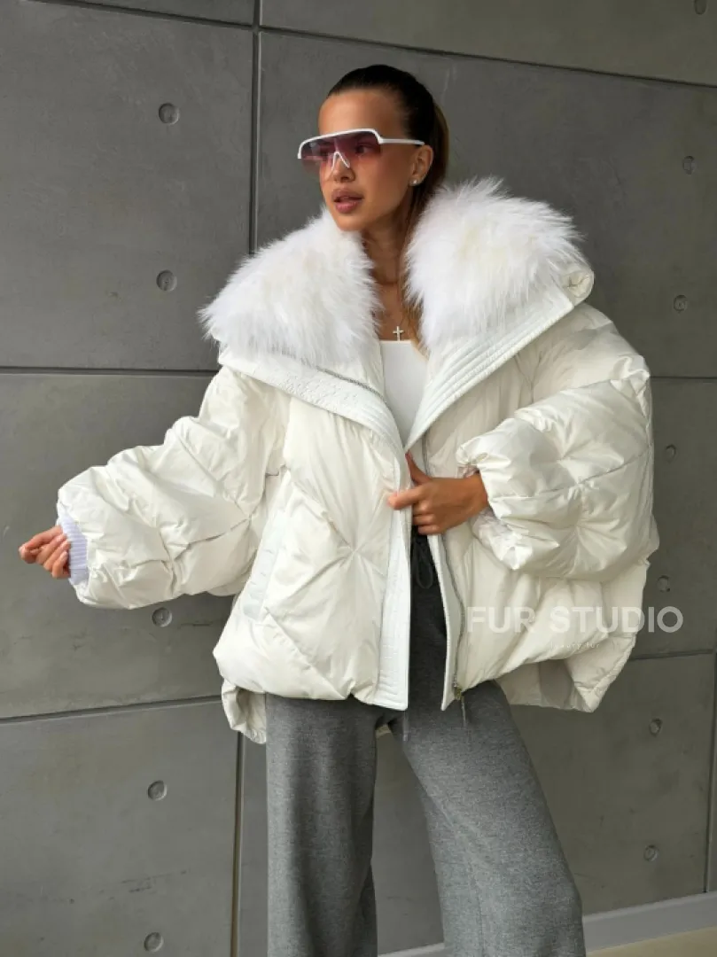 Белый зимний пуховик с мехом