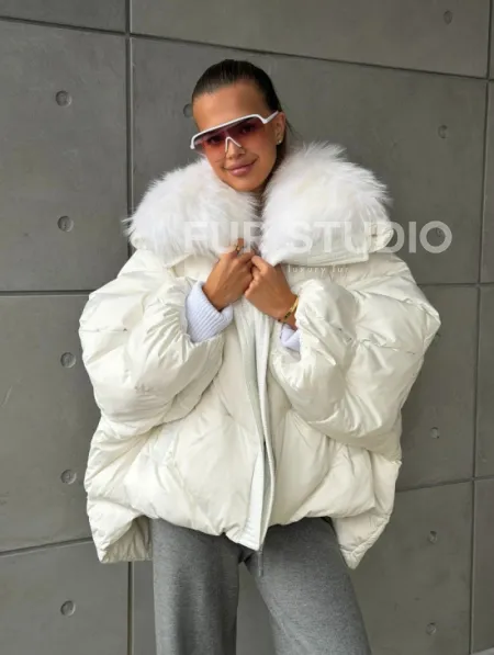Белый зимний пуховик с мехом - фото 12