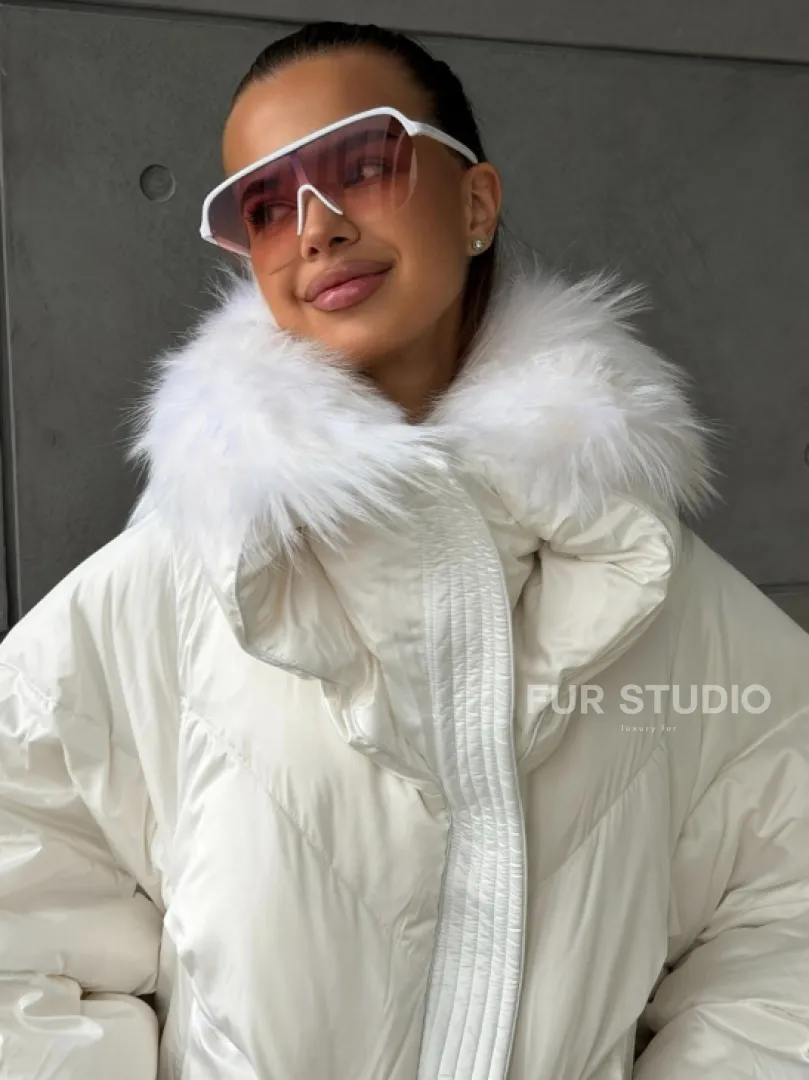 Белый зимний пуховик с мехом