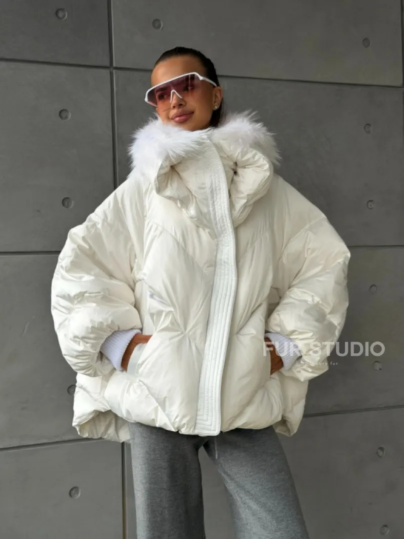 Белый зимний пуховик с мехом