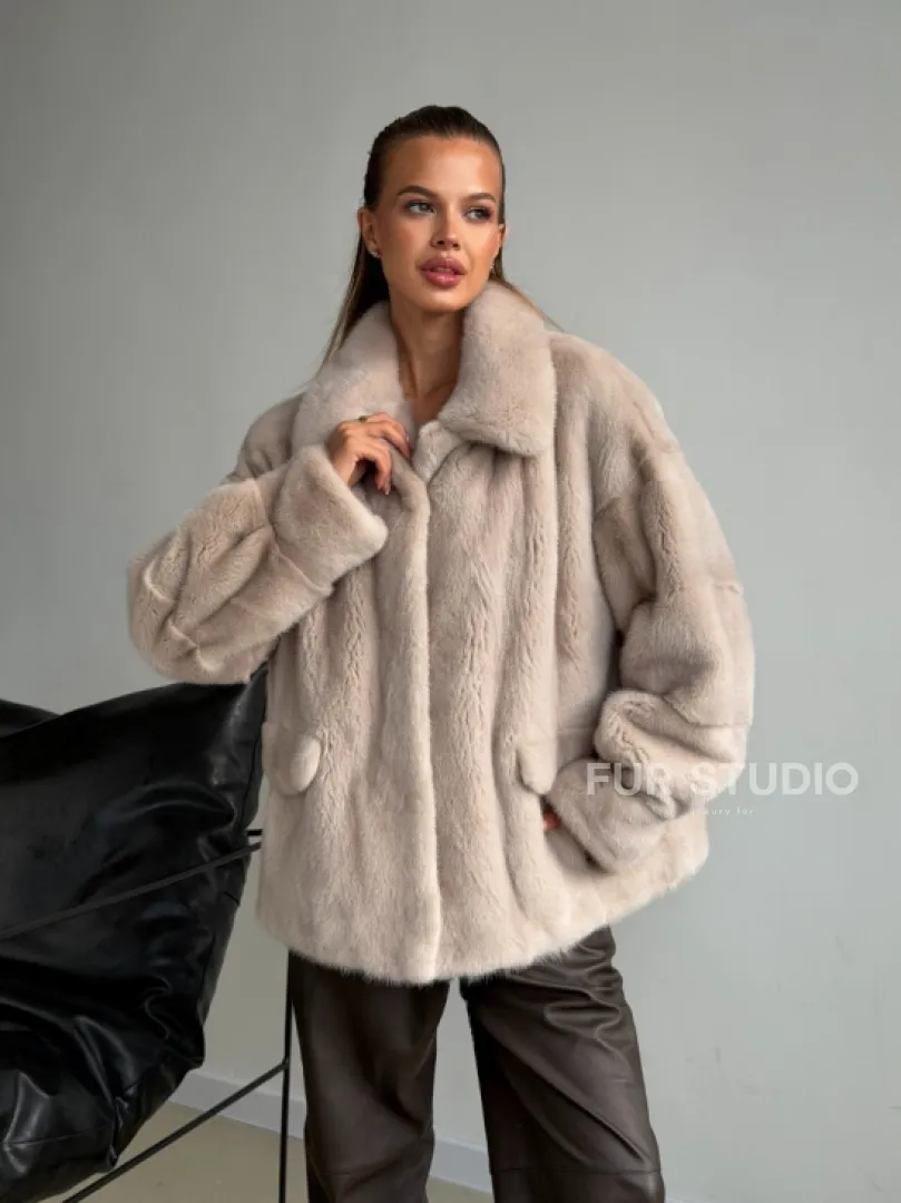 Короткая норковая шуба в цвете нюд - фото 10