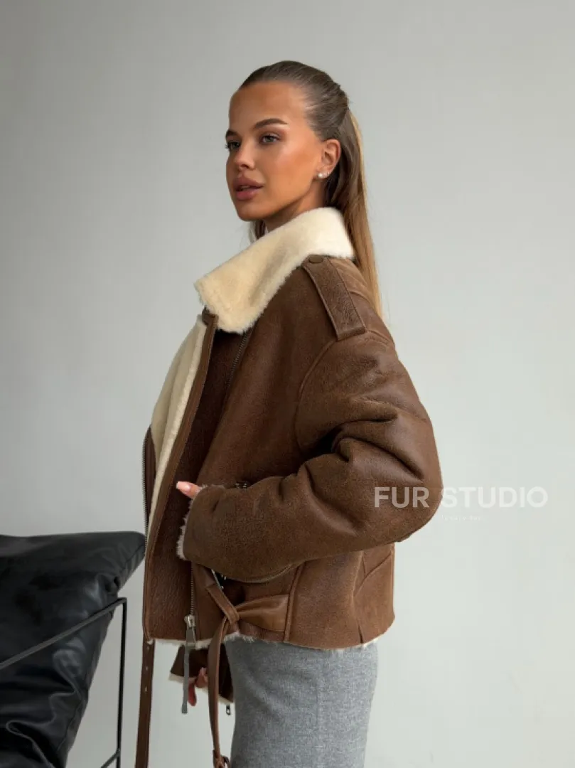 Короткая косуха-дубленка из овчины - фото 8