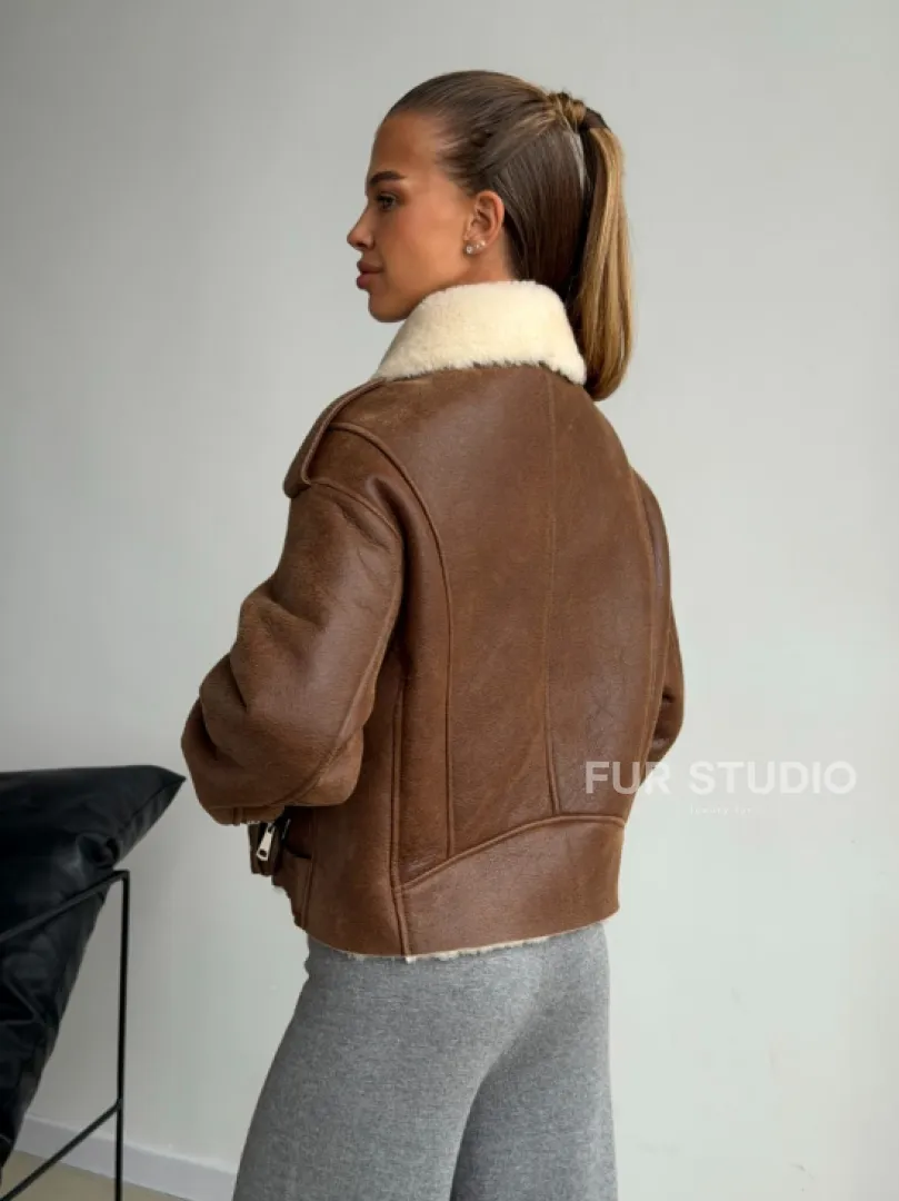 Короткая косуха-дубленка из овчины - фото 5