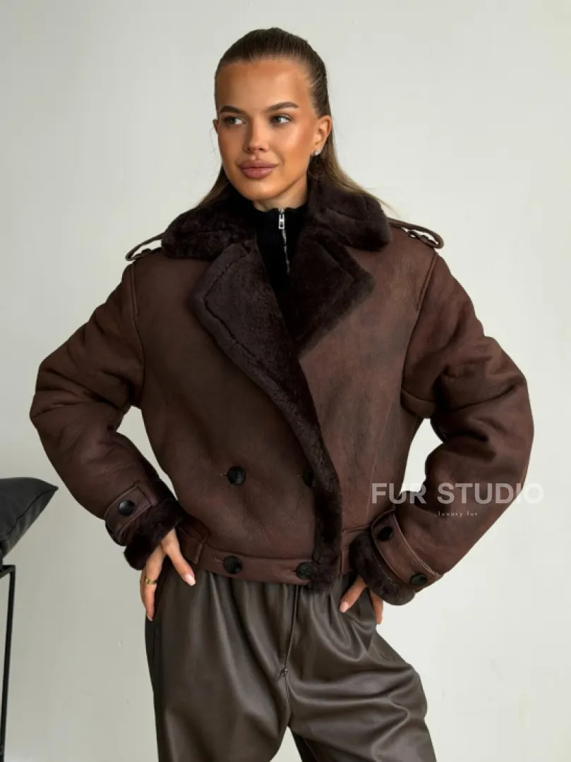 Двубортная короткая дубленка - фото 6