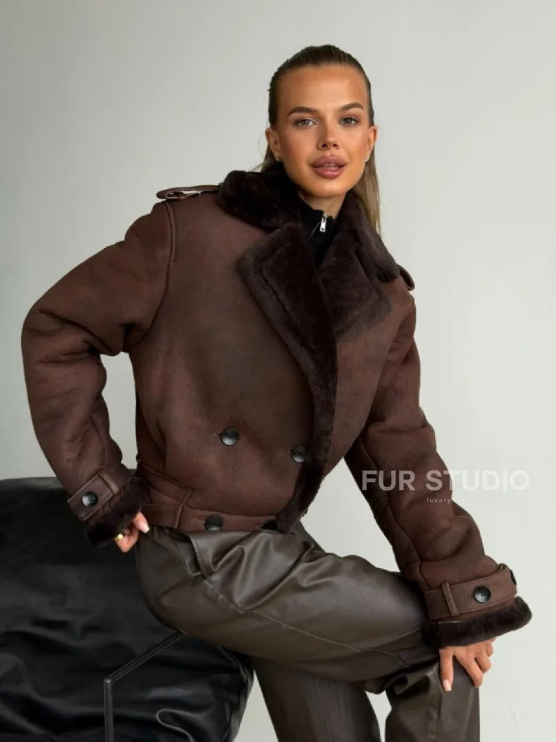 Двубортная короткая дубленка