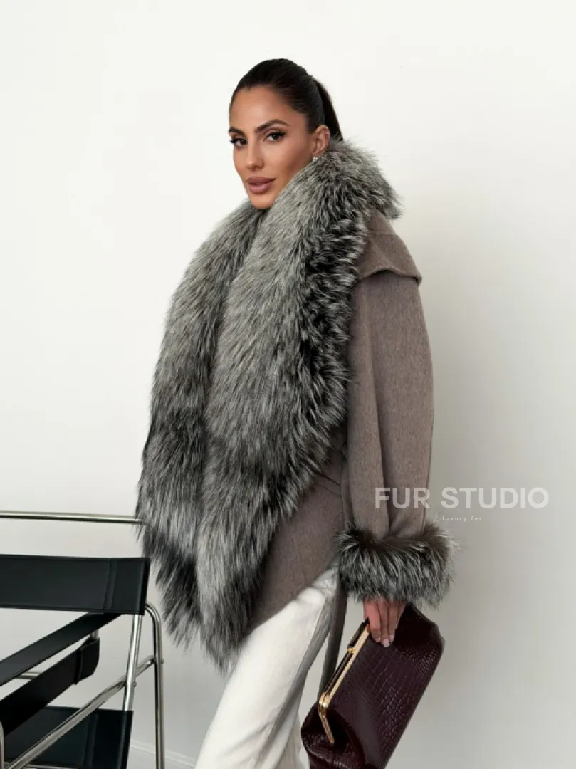 Полупальто с мехом чернобурки