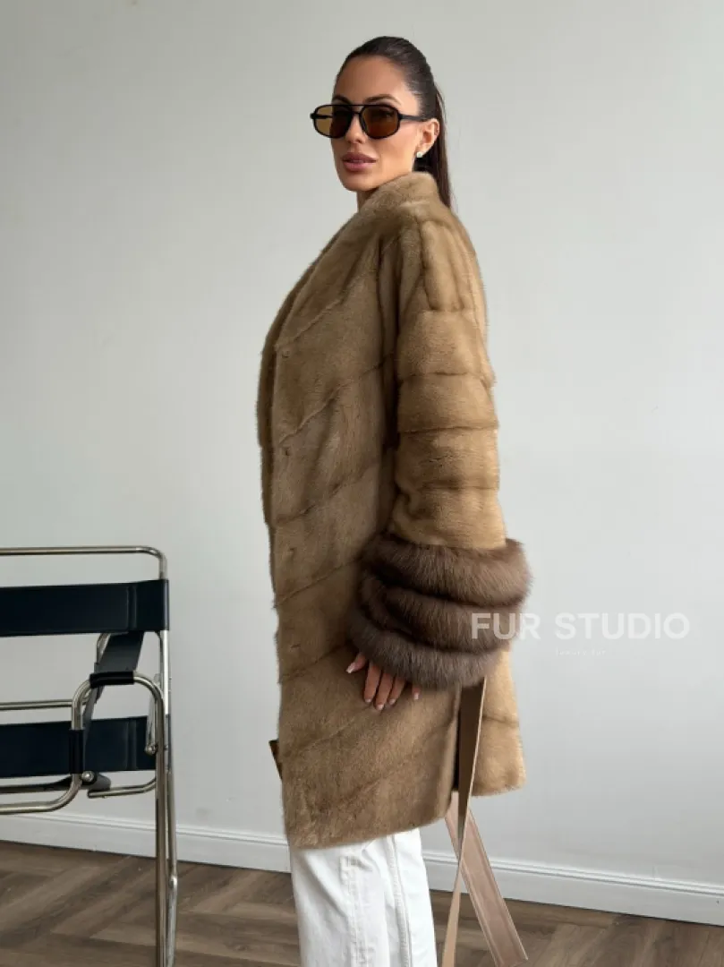Бежевая норковая шуба с отделкой на рукавах из куницы - фото 8