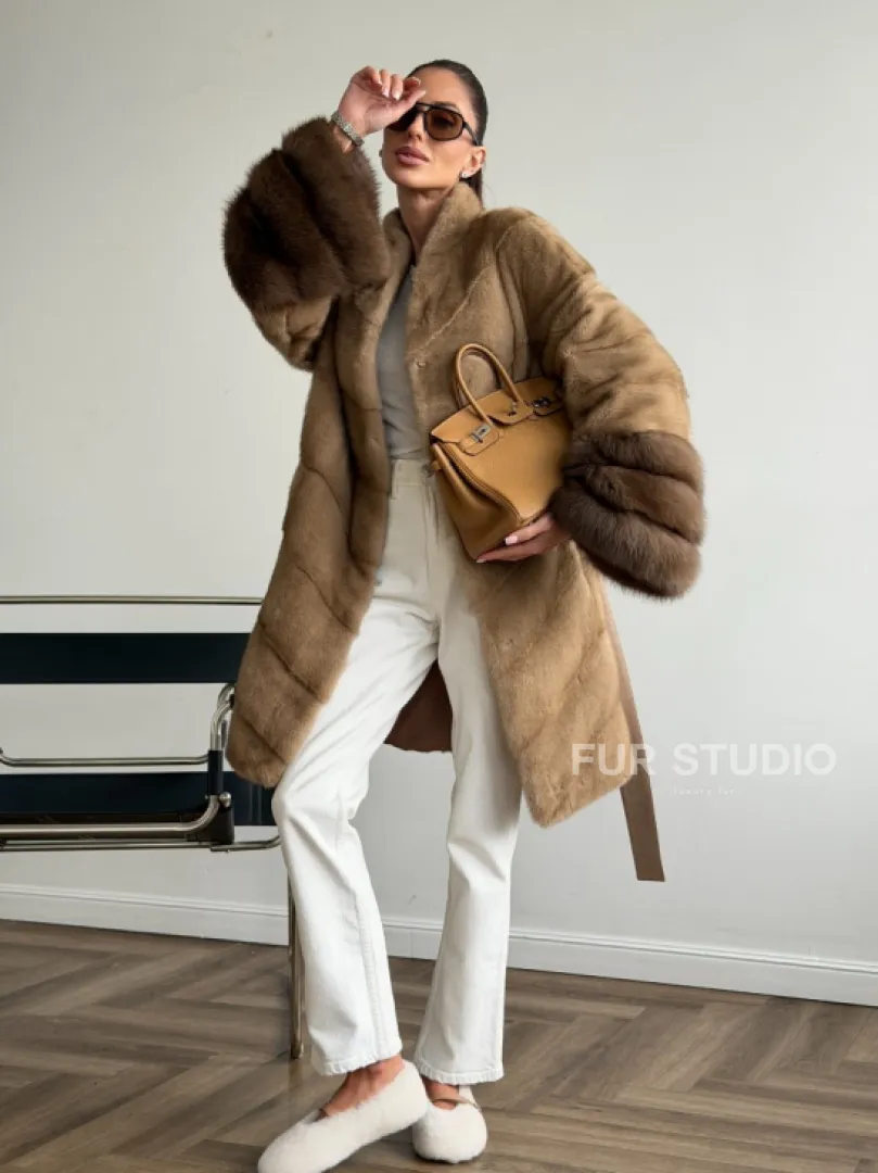 Бежевая норковая шуба с отделкой на рукавах из куницы - фото 11