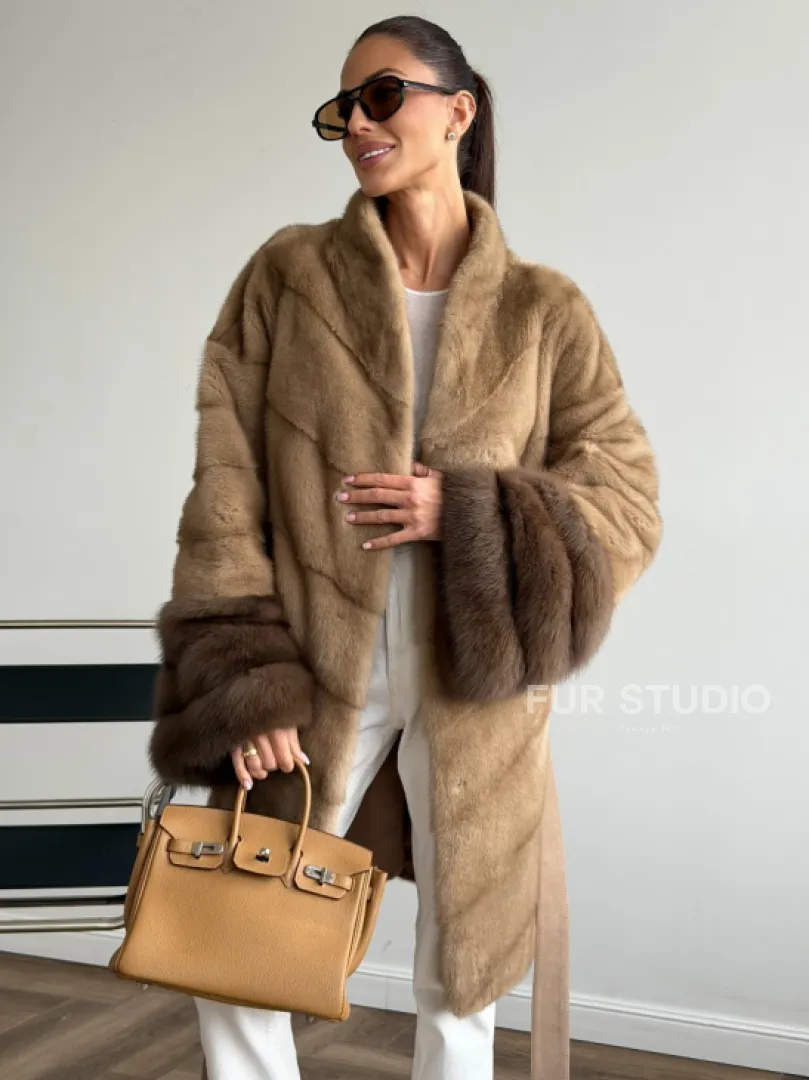 Бежевая норковая шуба с отделкой на рукавах из куницы - фото 0