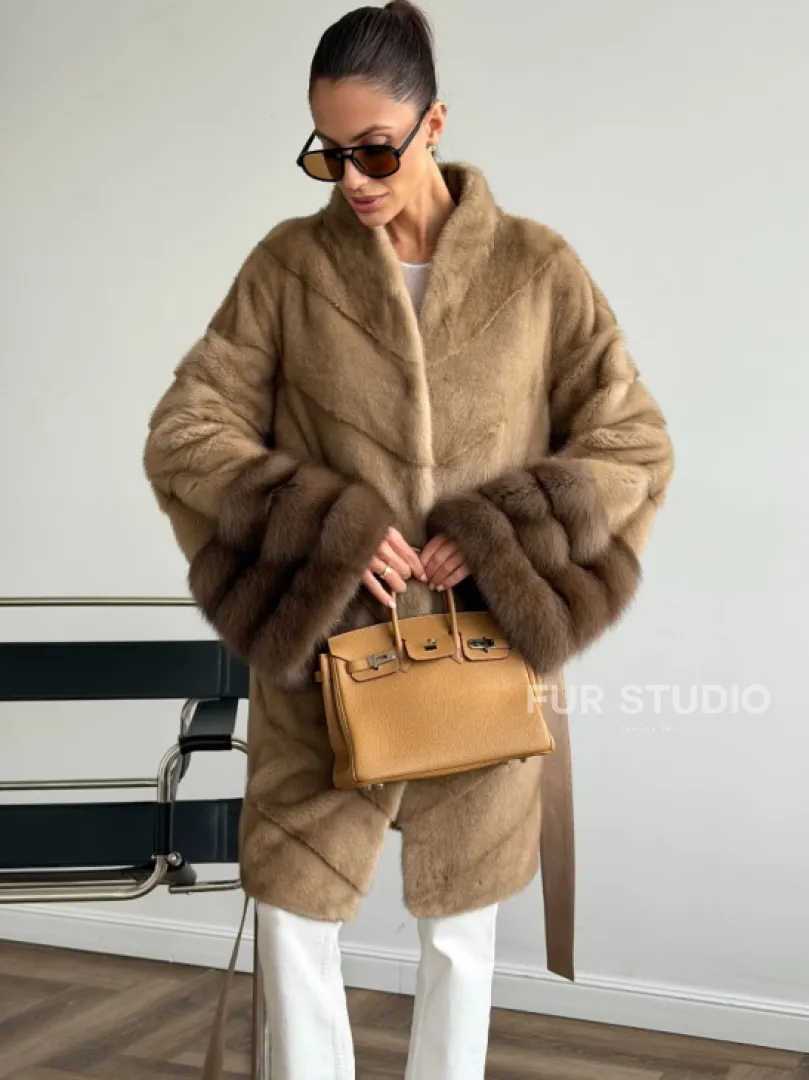 Бежевая норковая шуба с отделкой на рукавах из куницы