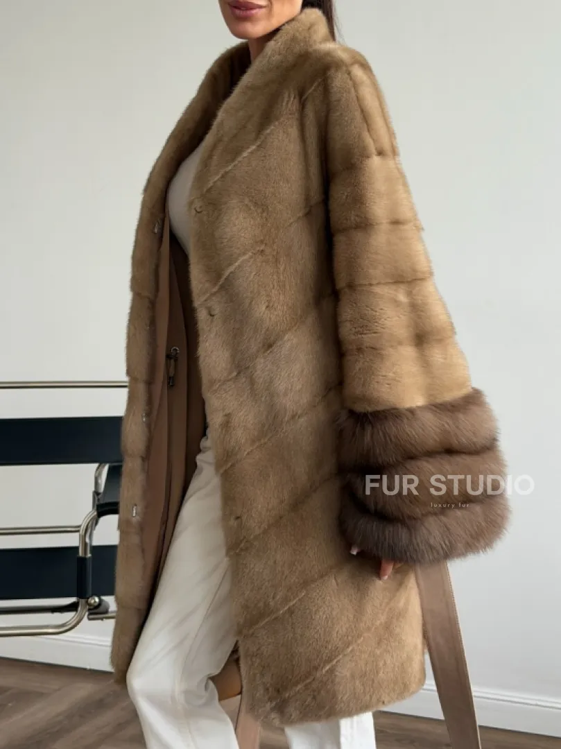 Бежевая норковая шуба с отделкой на рукавах из куницы