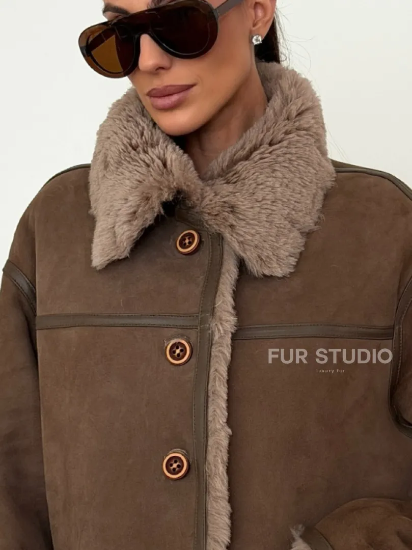 Коричневая замшевая дубленка на мехе тиградо - фото 1