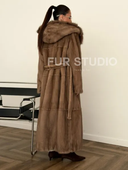 Длинная норковая шуба с капюшоном куница - фото 4