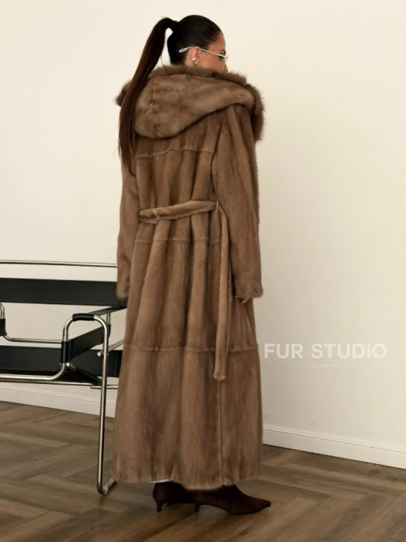 Длинная норковая шуба с капюшоном куница