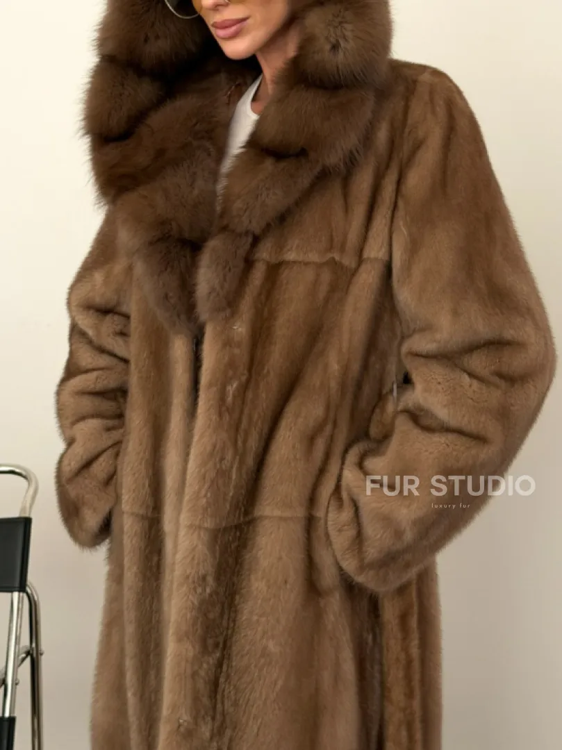 Длинная норковая шуба с капюшоном куница