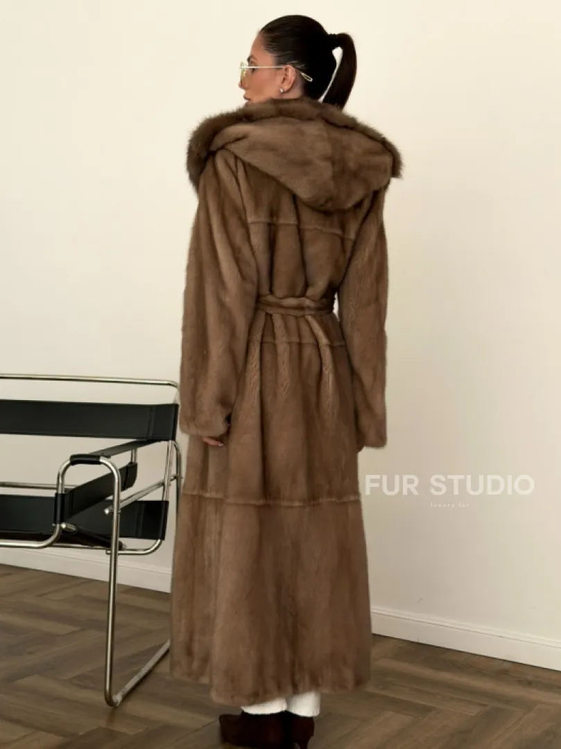 Длинная норковая шуба с капюшоном куница