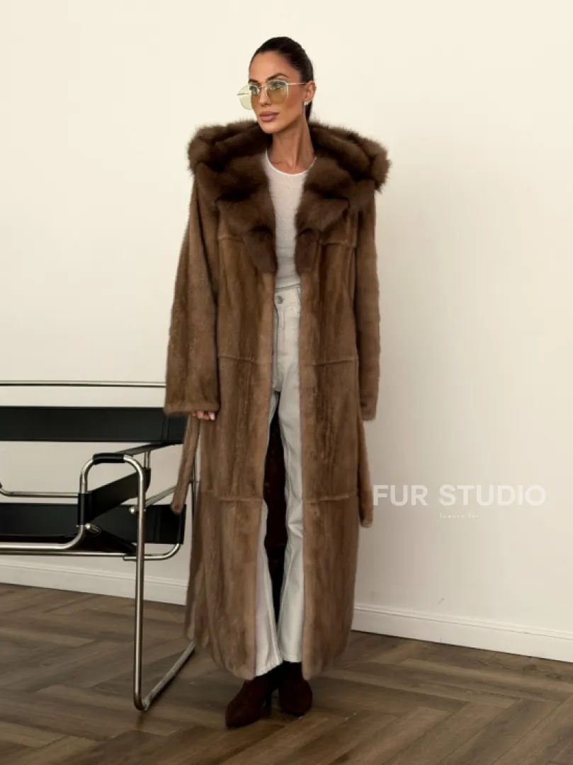 Длинная норковая шуба с капюшоном куница