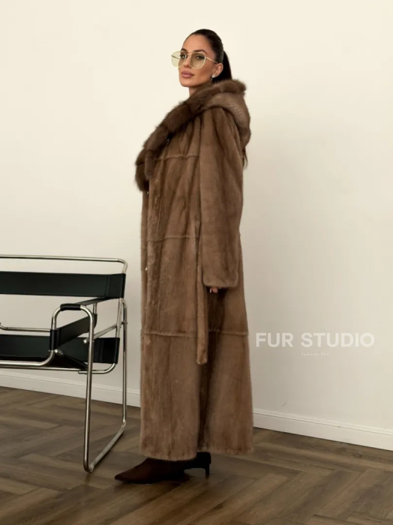Длинная норковая шуба с капюшоном куница