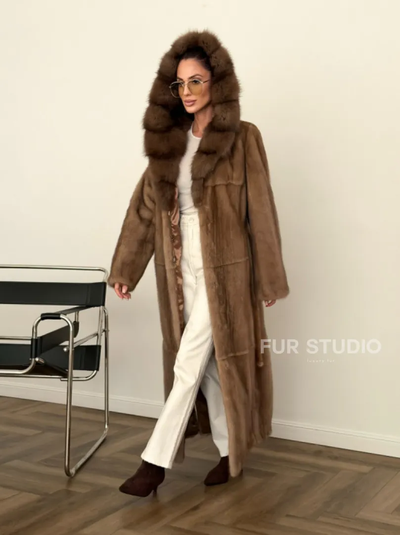 Длинная норковая шуба с капюшоном куница