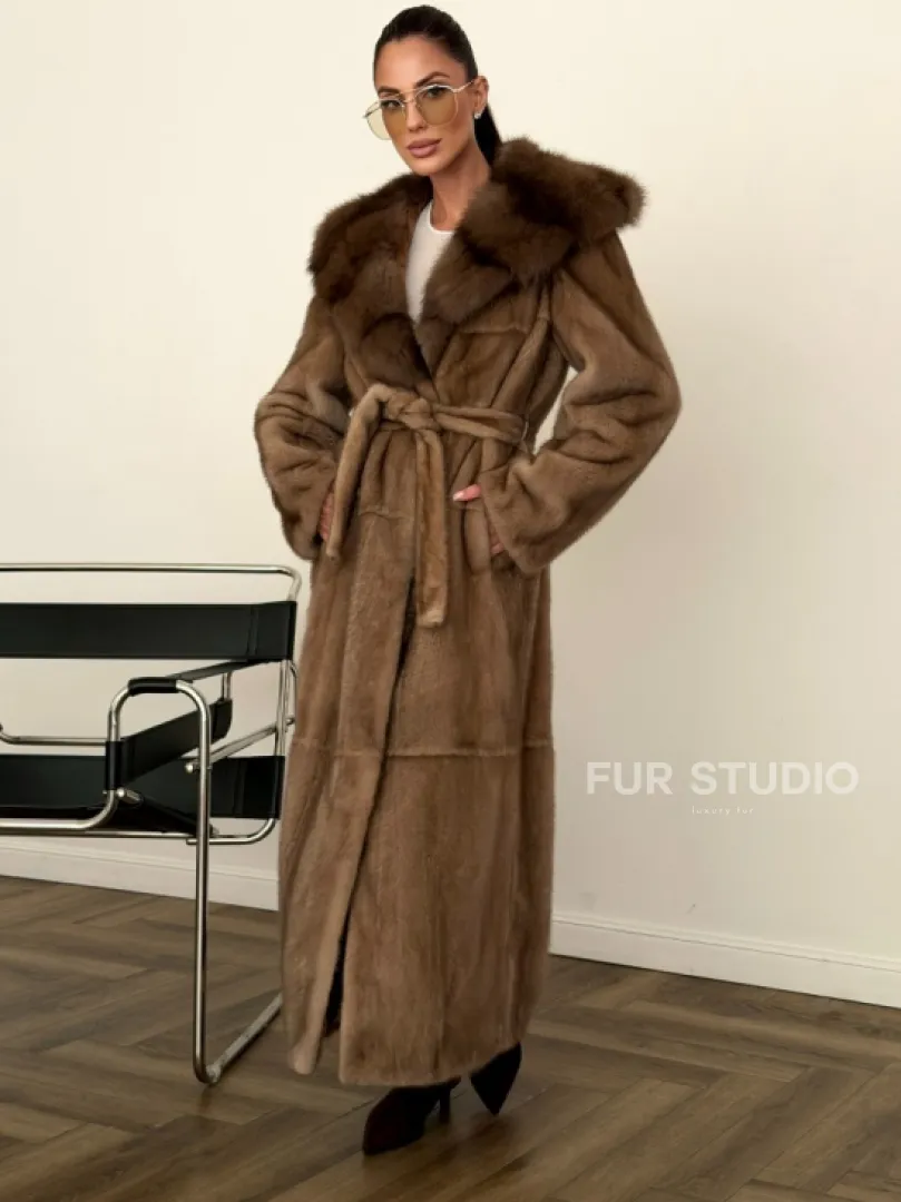Длинная норковая шуба с капюшоном куница
