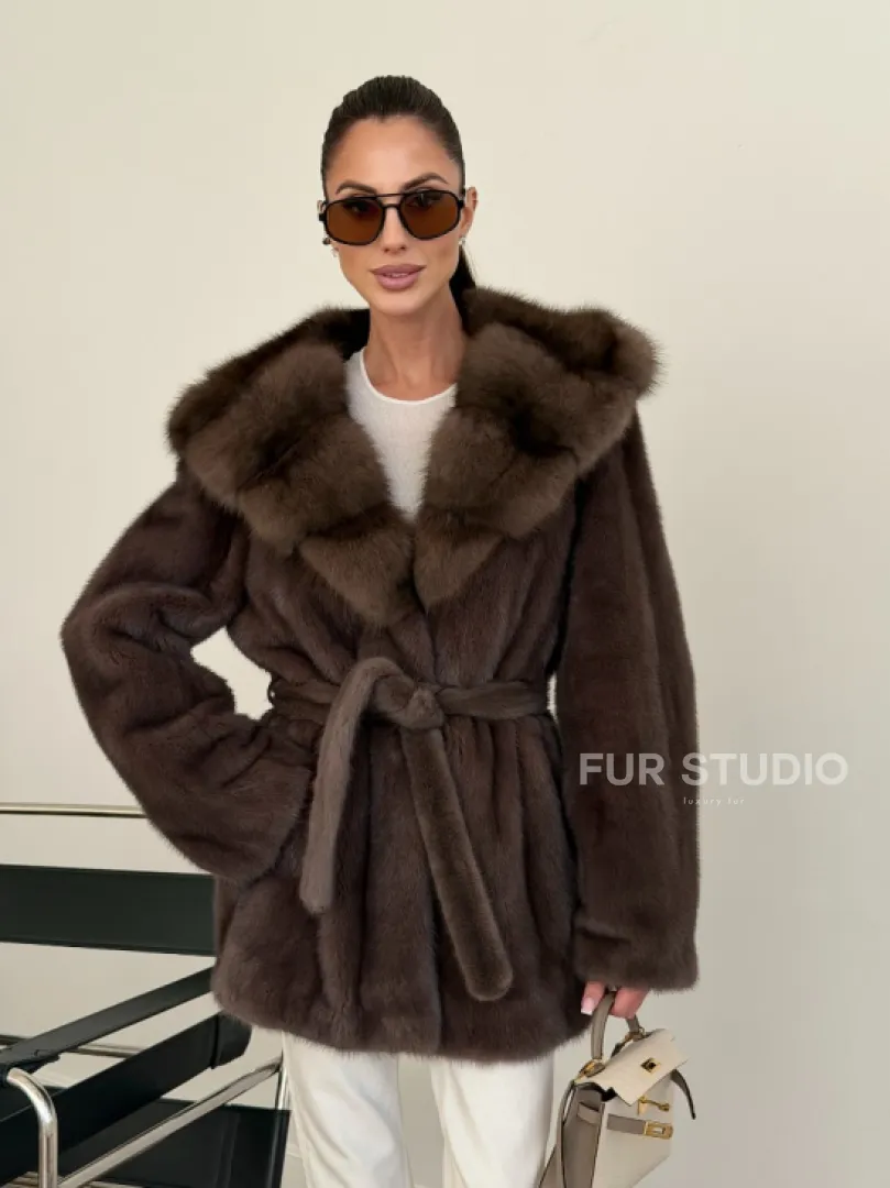 Коричневый норковый полушубок с мехом куницы - фото 9