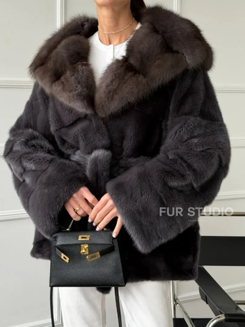 Графитовая шуба с капюшоном из куницы - фото 4