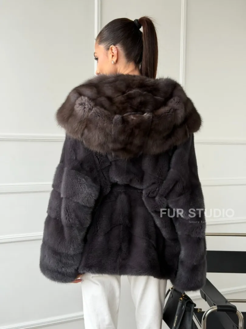 Графитовая шуба с капюшоном из куницы